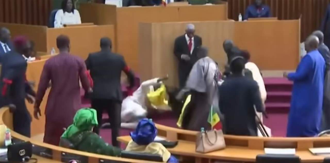 بالفيديو - في السنغال .. نائب يصفع زميلته داخل البرلمان