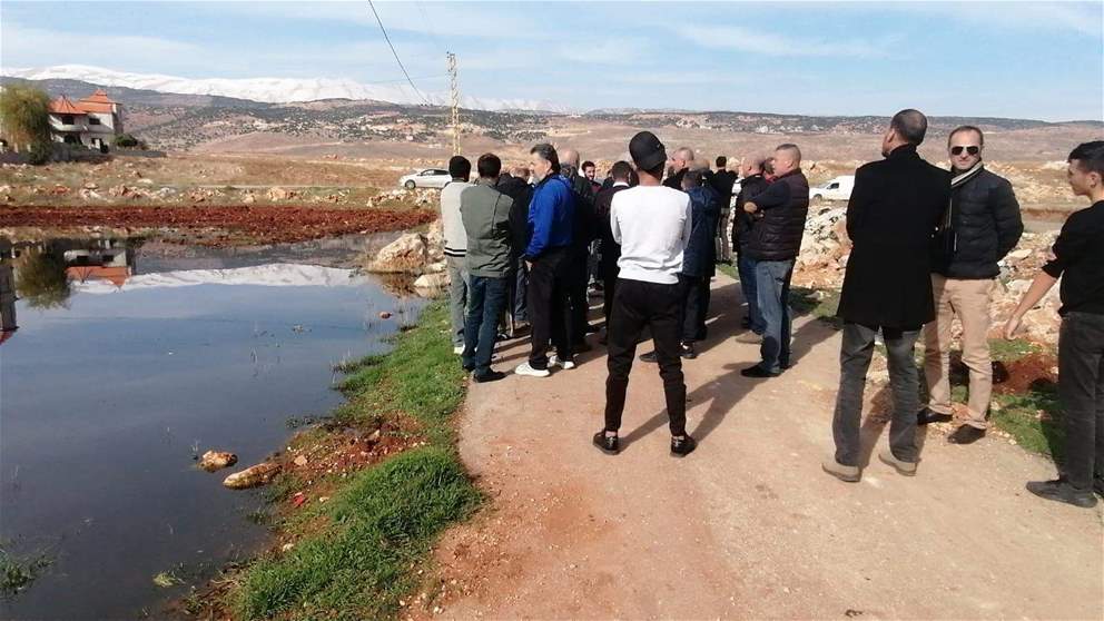 اعتصام لأهالي بلدة الكنيسة امام بحيرة المياه الآسنة المتحولة 