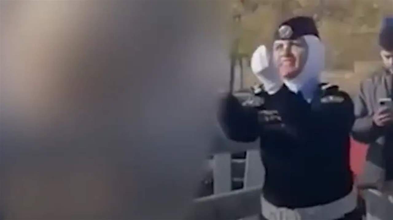   بالفيديو ـ شرطية سير أردنية تنجح بإقناع شاب بالعدول عن إلقاء نفسه من أعلى جسر