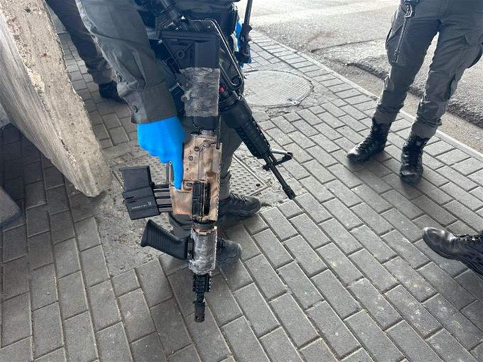 وسائل إعلام عبرية: اعتقال شاب فلسطيني من مخيم شعفاط في القدس المحتلة بزعم حيازته بندقية وذخيرة في مركبته