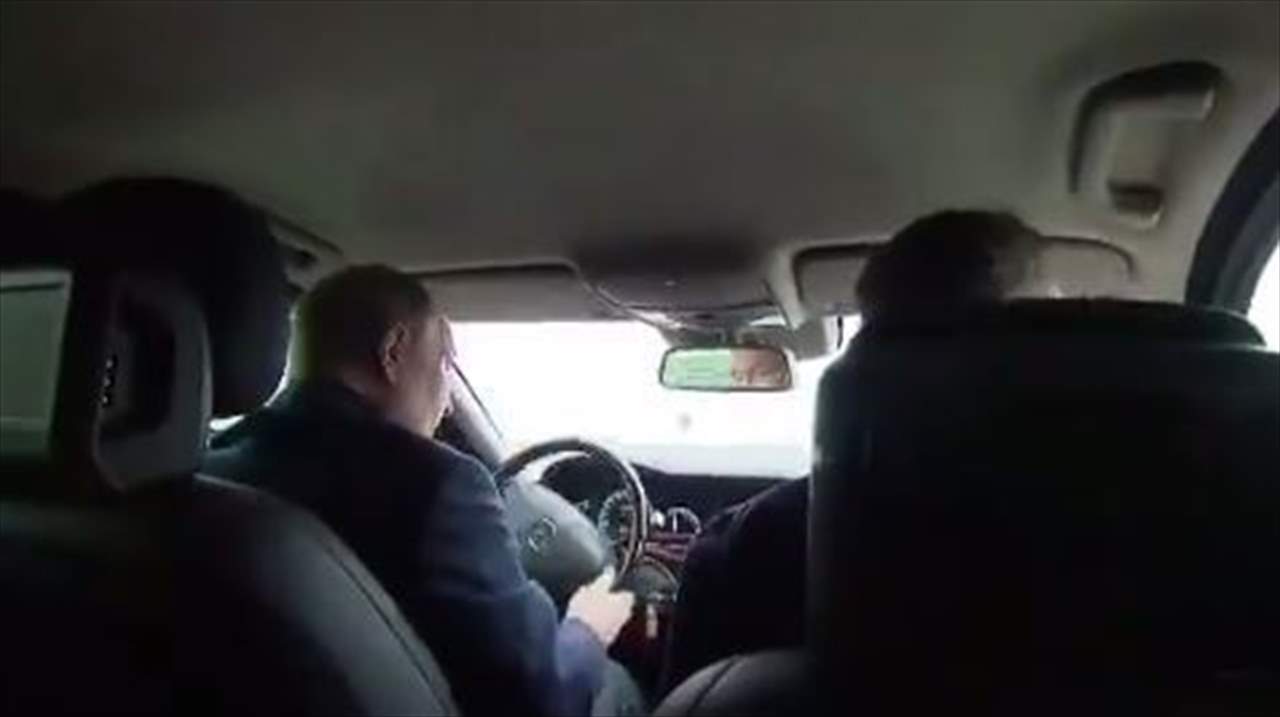 بالفيديو- بعد التفجير.. بوتين يقود سيارته على جسر القرم!