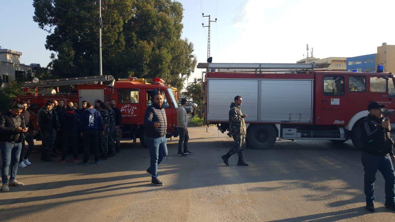 مراسل "الجديد": عناصر فوج الاطفاء في طرابلس يقطعون الطريق امام اتحاد بلدبات الفيحاء احتجاجا على عدم دفع رواتبهم ومستلزماتهم المادية