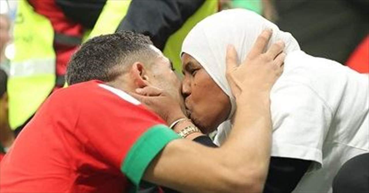 صورة وفيديو - والدة أشرف حكيمي نجمة وسائل التواصل العالمية