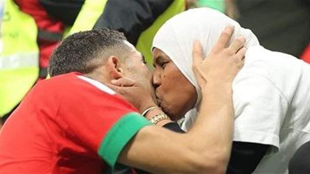 صورة وفيديو - والدة أشرف حكيمي نجمة وسائل التواصل العالمية