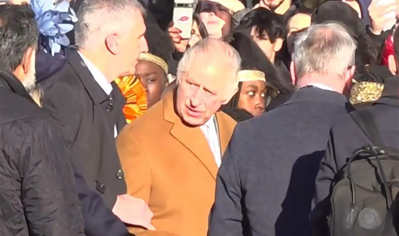 بالفيديو.. اعتقال رجل ألقى بيضة على ملك بريطانيا