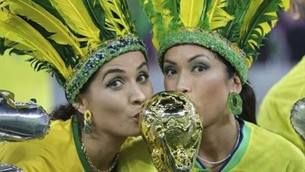 بالفيديو - فتاة تستعرض مهاراتها بقميص البرازيل في الدوحة