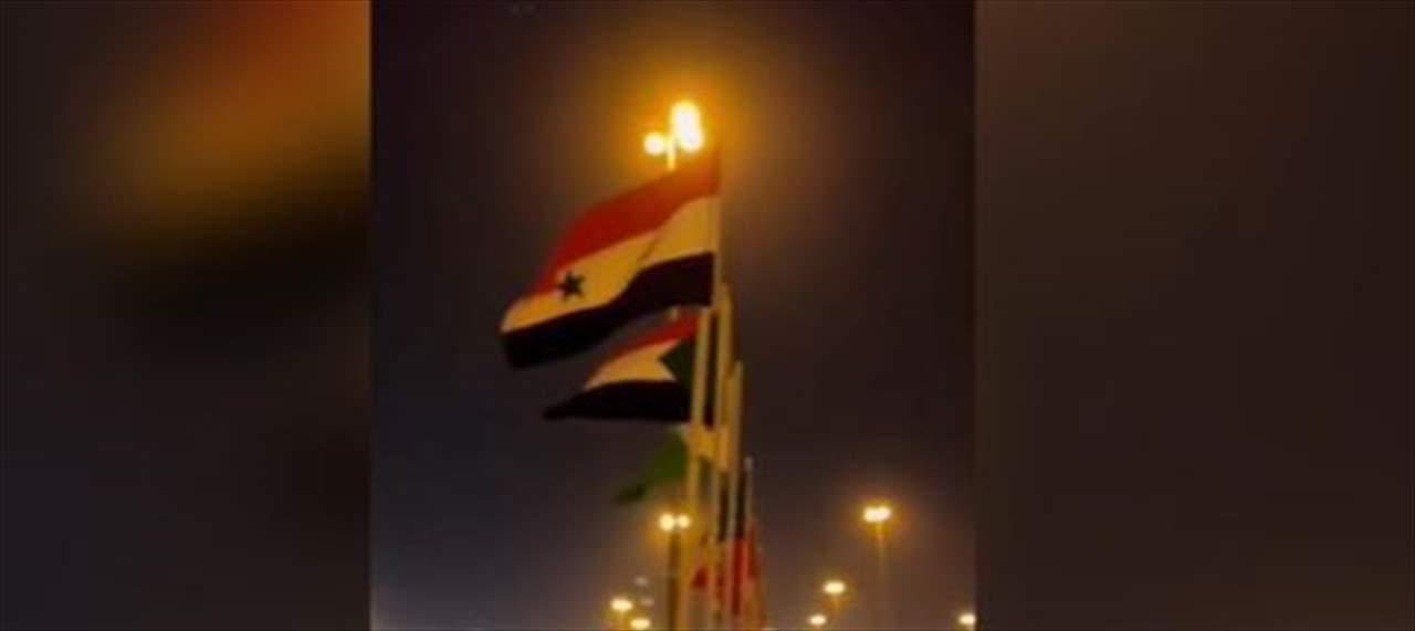 مواقع التواصل تتداول صورا وفيديوهات لعلم سوريا مرفوعا في السعودية