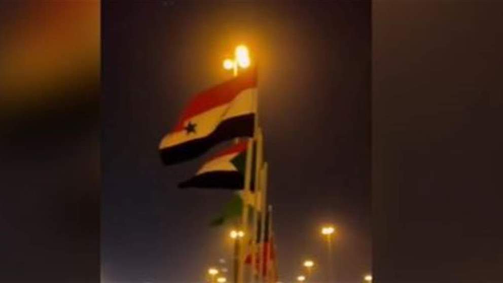 مواقع التواصل تتداول صورا وفيديوهات لعلم سوريا مرفوعا في السعودية