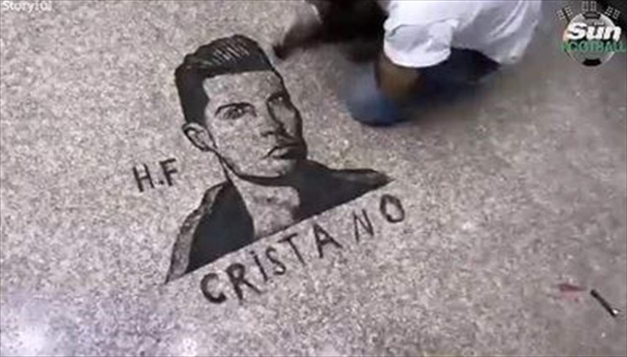 بالفيديو - حلاّق يرسم بشعر زبائنه لوحة رائعة لرونالدو !!
