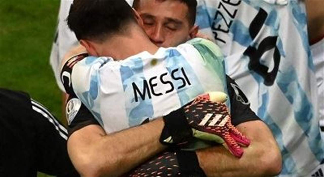 بالفيديو - ميسي ترك الاحتفال الجماعي وركض نحو ايميليانو 