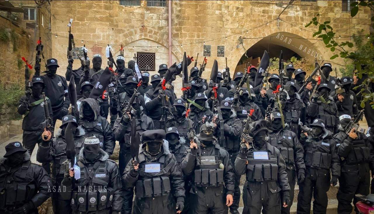 بالفيديو ـ عرض عسكري لـ"عرين الأسود" في نابلس ..وعمليات إطلاق نار في محيط المدينة
