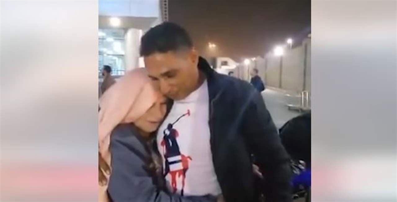بالفيديو ـ شاب أردني يعود لحضن أمه المصرية بعد 43 عاماً من الفراق !!