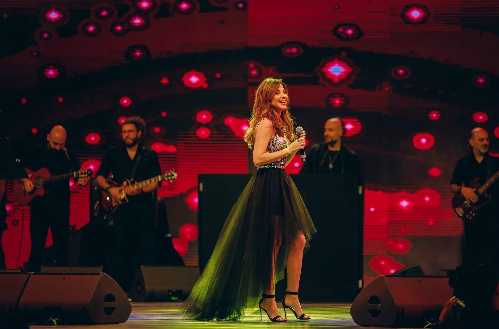 مجموعة اطفال يقتحمون مسرح حفل نانسي عجرم في دبي ! ما حصل مؤثر جدا 