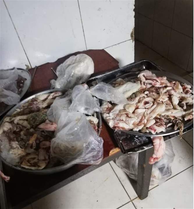 بالصور - مديرية حماية المستهلك في صيدا تضبط  160 كليو غراماً من اللحم الفاسد في احدى اشهر الملاحم عند مفرق سينيق