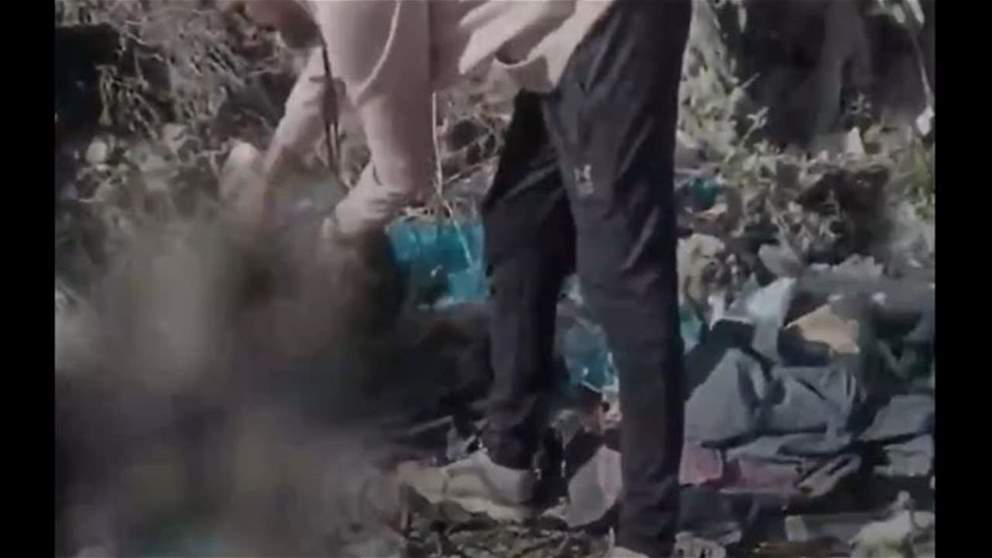 بالفيديو - في مشهد مؤثر.. شاب يعثر على طفلة رضيعة حية داخل كيس في مكب قمامة ويسعفها