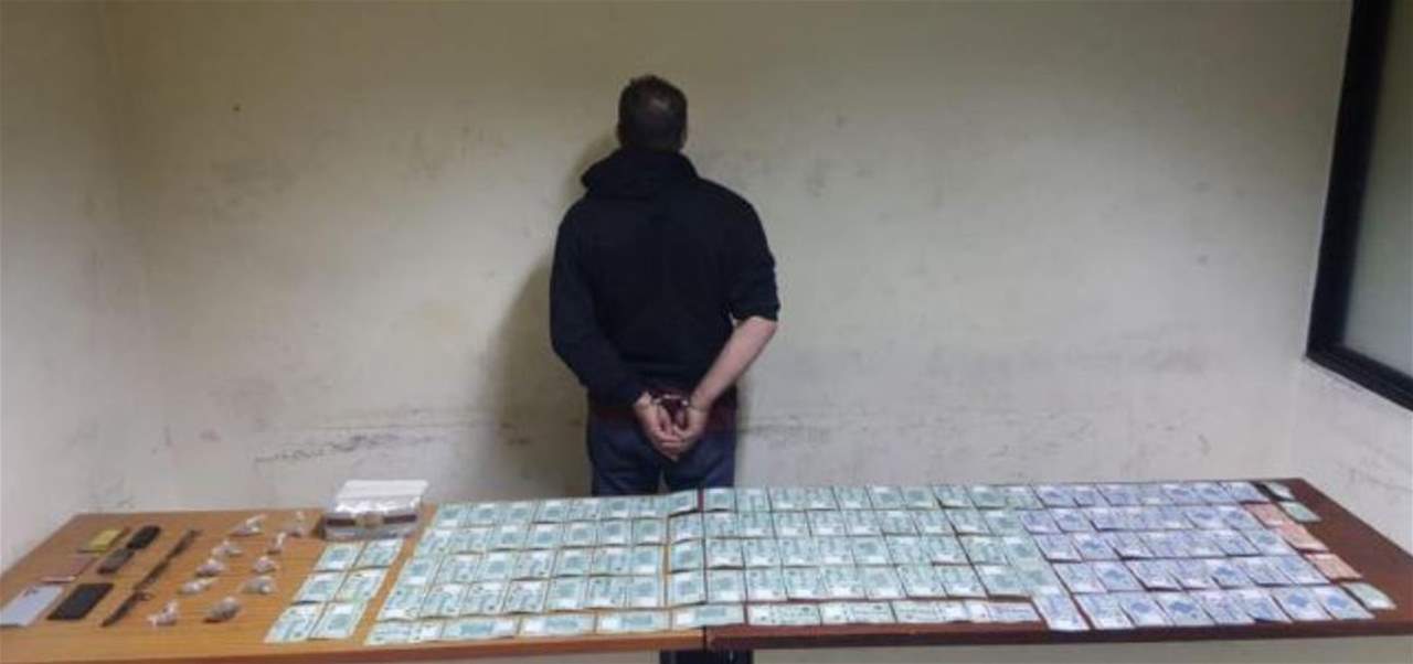 "ينشط بتجارة وترويج المخدرات من داخل شقّته في محلّة الأوزاعي".. شعبة المعلومات تكشف هويته وتوقفه