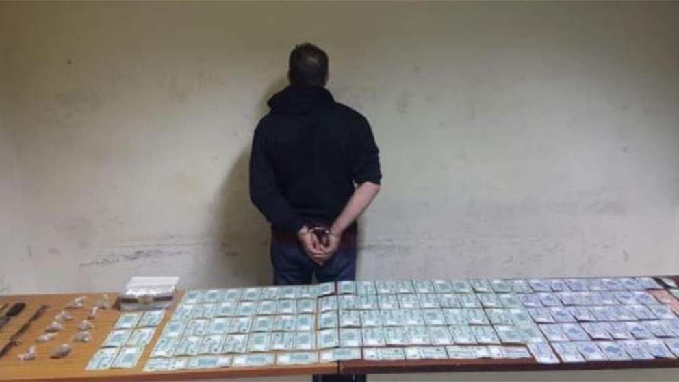 "ينشط بتجارة وترويج المخدرات من داخل شقّته في محلّة الأوزاعي".. شعبة المعلومات تكشف هويته وتوقفه