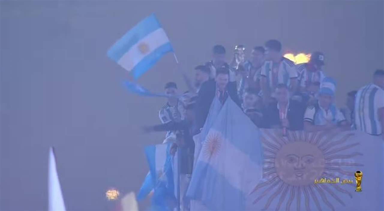  بالفيديو ـ احتفلات المنتخب الأرجنتيني بعد التتويج بمونديال قطر 2022 على درب لوسيل
