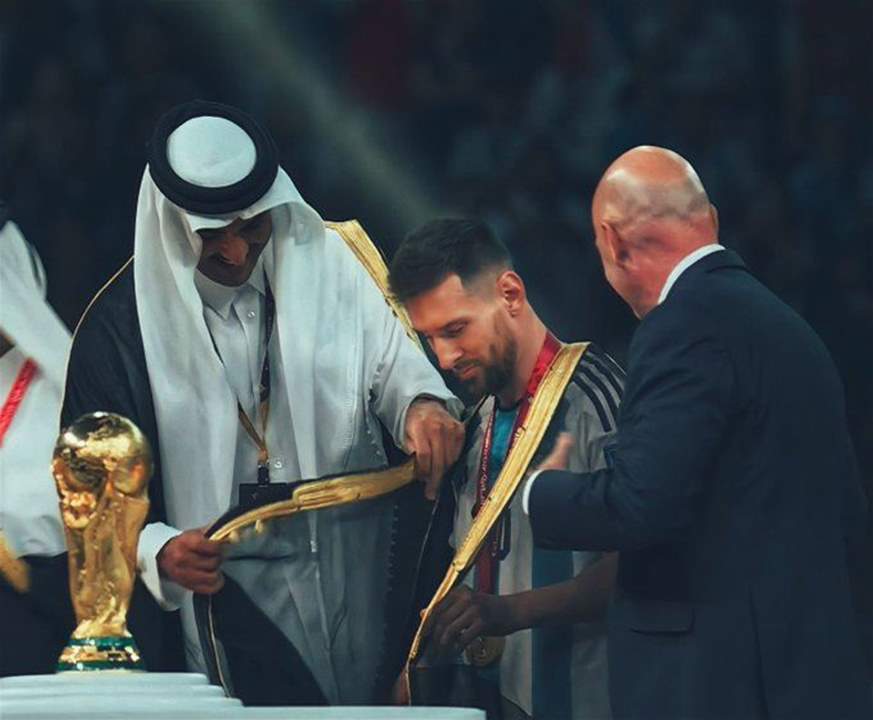  نوع "البشت" الذي ألبسه أمير قطر لميسي خلال حفل تتويج الأرجنتين ومكان صنعه يُثير تفاعلاً !