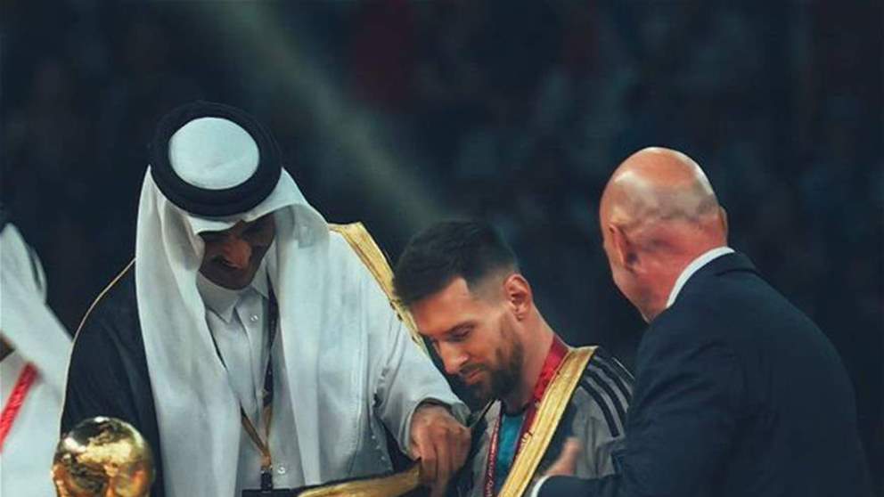  نوع "البشت" الذي ألبسه أمير قطر لميسي خلال حفل تتويج الأرجنتين ومكان صنعه يُثير تفاعلاً !