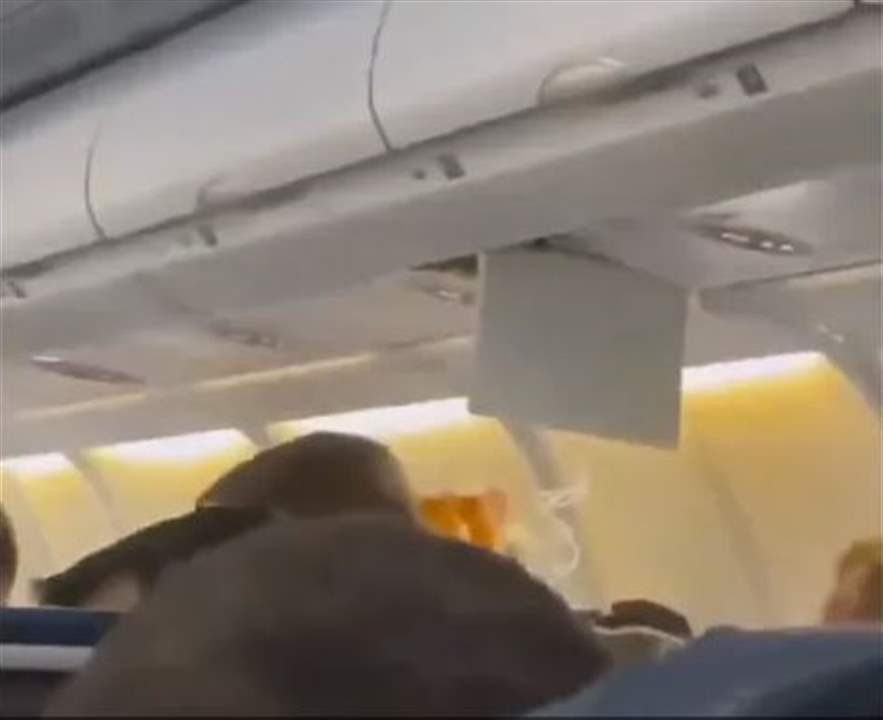 بالفيديو -  "اضطرابات جوية عنيفة" تضرب طائرة ركاب ووقوع اصابات