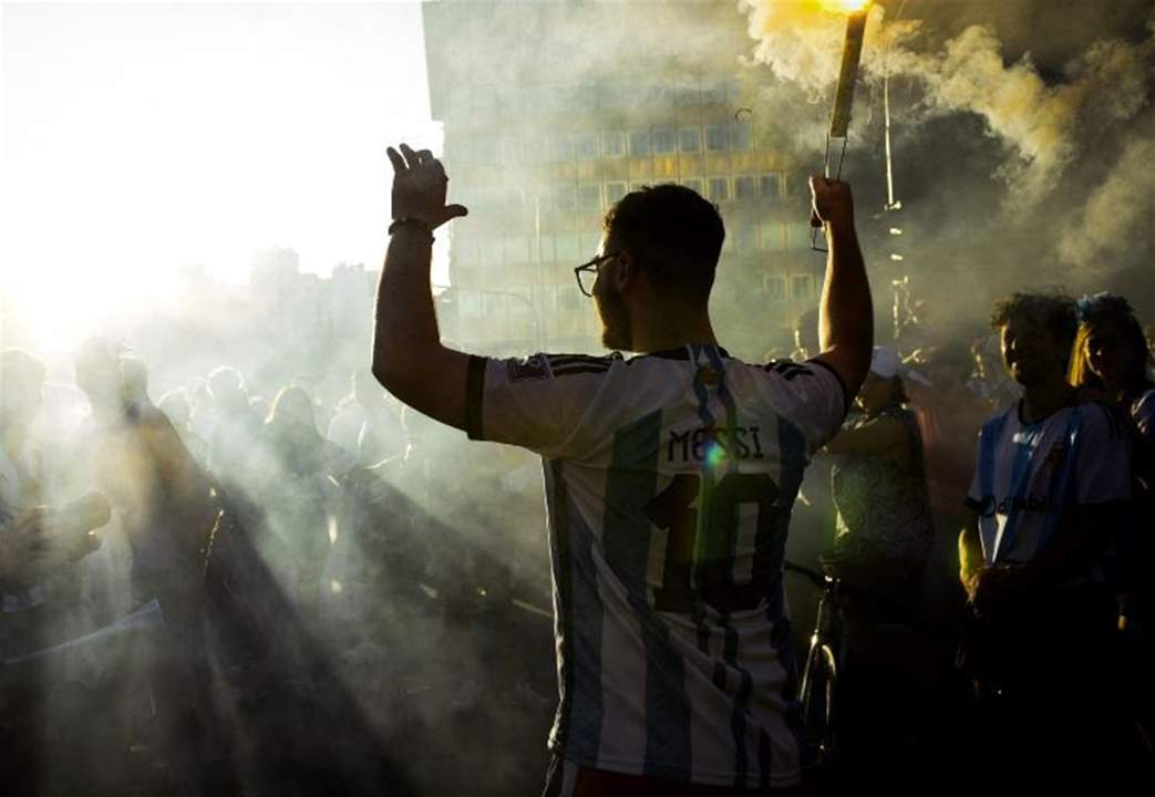 بالفيديو - وفاة مشجع أرجنتيني بطريقة مأساوية.. سقط على رأسه خلال الاحتفال بكأس العالم