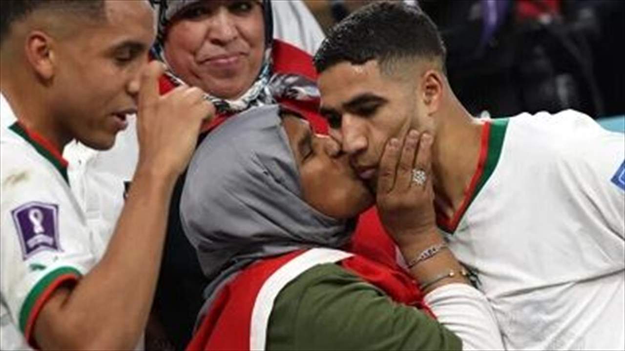 بالفيديو - احتفالات مغربية حاشدة وحكيمي يراقص والدته