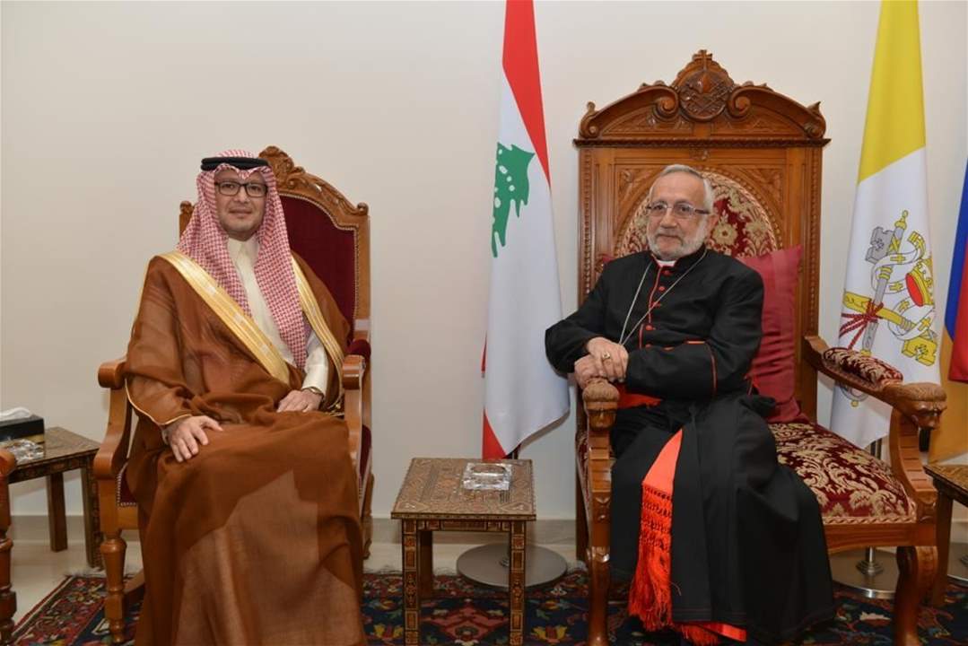     السفير السعودي وليد بخاري يزور البطريرك رافائيل ميناسيان للتهنئة بالأعياد 