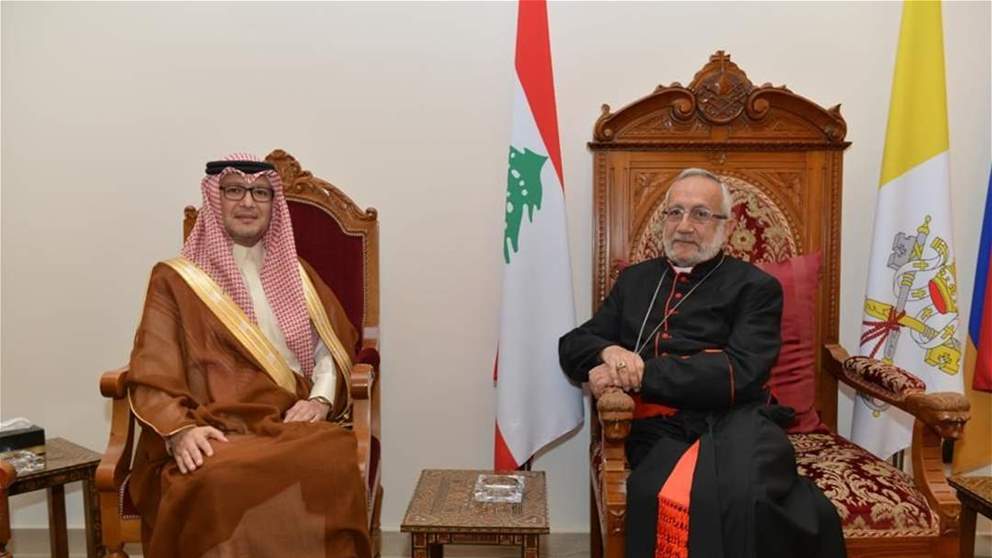     السفير السعودي وليد بخاري يزور البطريرك رافائيل ميناسيان للتهنئة بالأعياد 