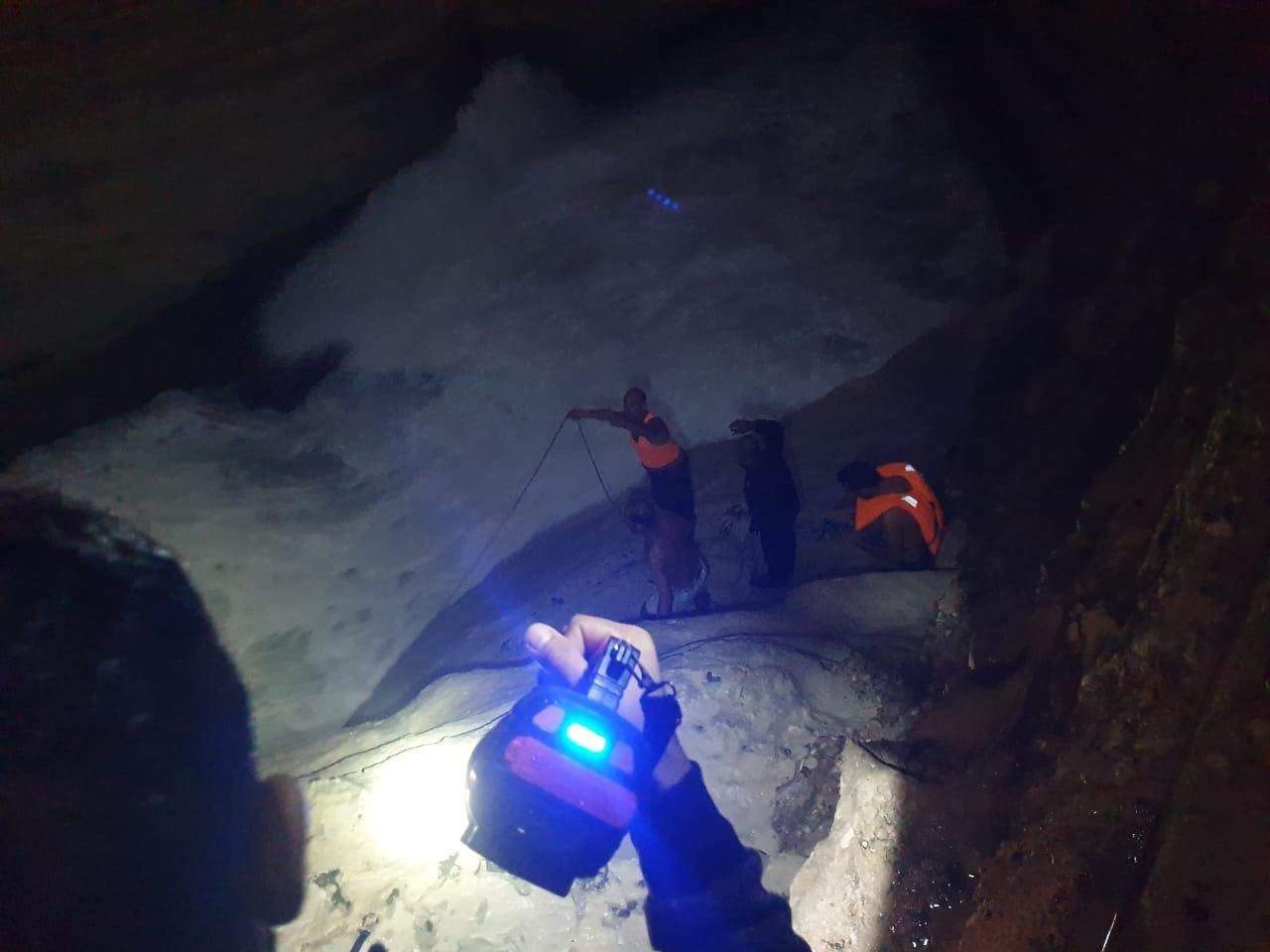 بالصور - نجاة شابين من الغرق قرب الناقورة... انقاذهما من داخل مغارة مقابل شاطئ البياضة