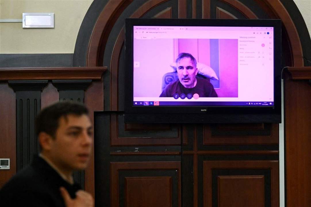 الرئيس الجورجي السابق ساكاشفيلي يبدو واهنا ونحيل الوجه خلال جلسة محاكمة