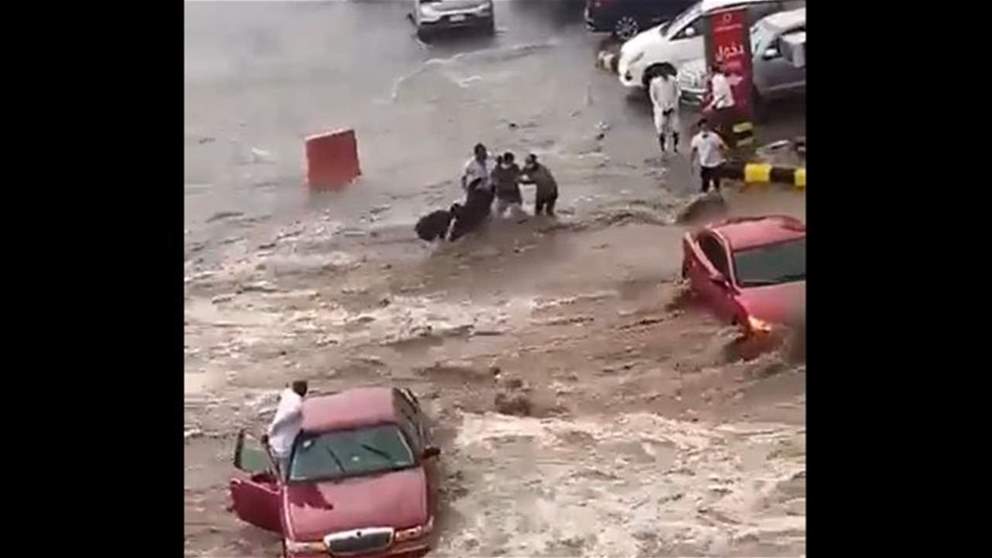 بالفيديو- شبان ينقذون سيدة كادت تسحبها السيول التي تجتاح السعودية!