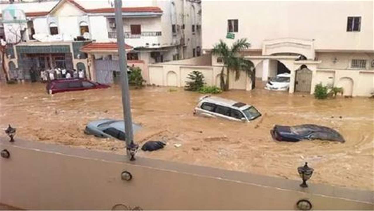 بالفيديو -  سيول عارمة في مكة المكرمة.. اضرار هائلة وجرف عشرات السيارات 