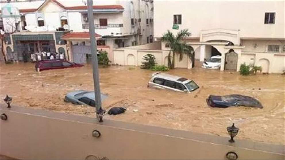 بالفيديو -  سيول عارمة في مكة المكرمة.. اضرار هائلة وجرف عشرات السيارات 