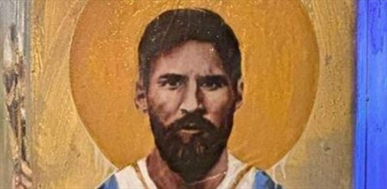 فيديو - فنان شهير حوّل ميسي الى قديس يرتدي قلادة بوجه مارادونا