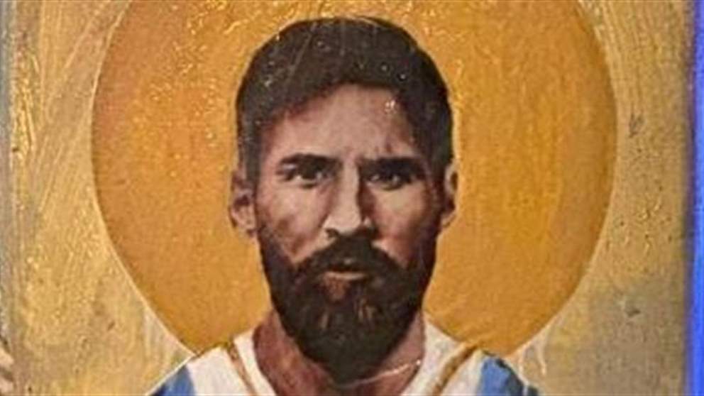 فيديو - فنان شهير حوّل ميسي الى قديس يرتدي قلادة بوجه مارادونا