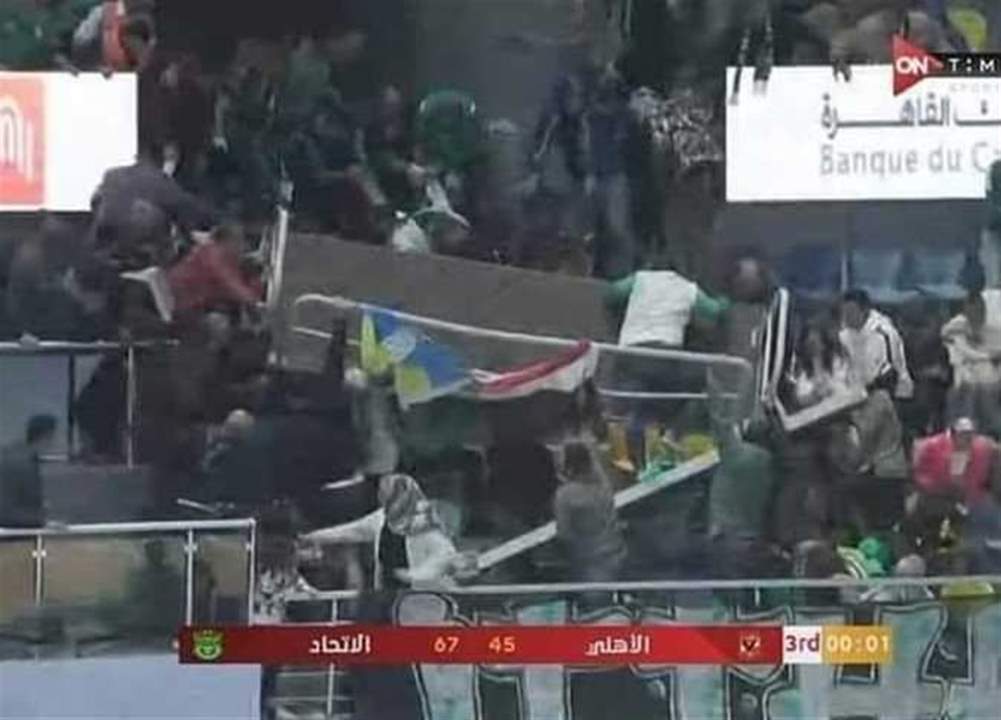 بالفيديو ـ في مصر .. انهيار جزء من مدرج رياضي بصالة مغطاة بمدينة 6 أكتوبر وسقوط 27 جريحاً