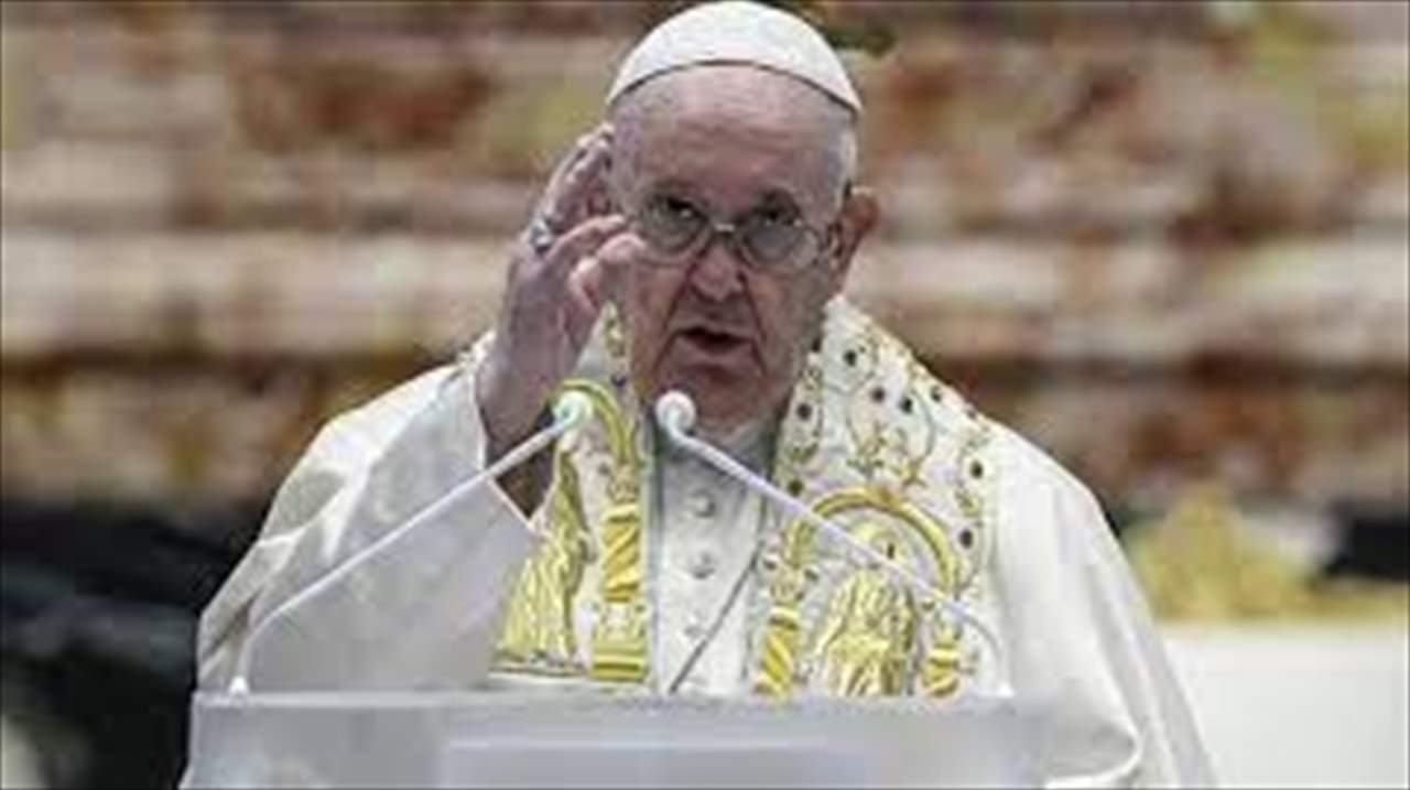 البابا فرنسيس يوجه رسالته إلى العالم في عيد الميلاد بحضور آلاف المؤمنين