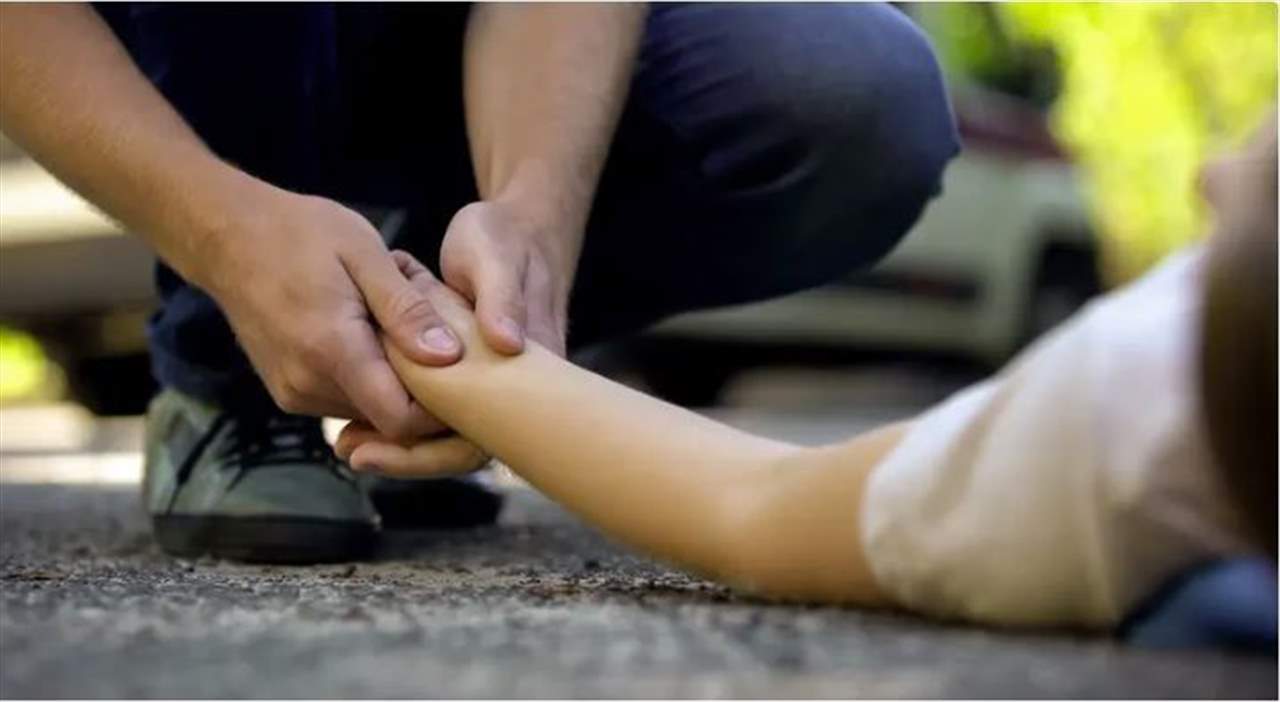 اقدم على  ذبح ابنه في الشارع وفر هارباً!