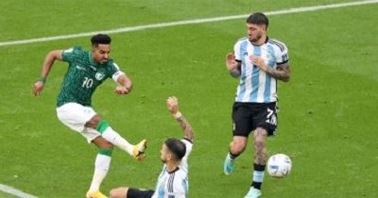 بالفيديو - فنان كويتي يخرج عن النص ويصطحب الدوسري الى المسرح