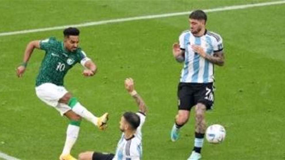 بالفيديو - فنان كويتي يخرج عن النص ويصطحب الدوسري الى المسرح