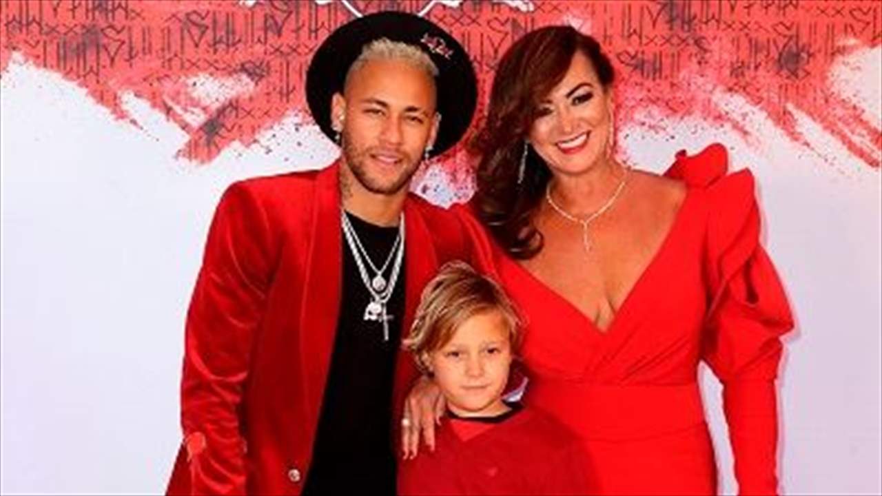 فيديو - نيمار يراقص والدته في ليلة الميلاد