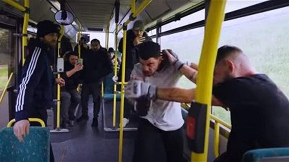 بالفيديو - قتال مجنون ودمويّ بين سائق حافلة وراكب 