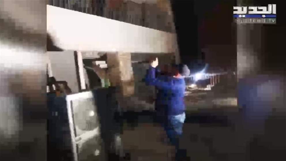 بالفيديو ـ مبنى قناة الجديد يتعرض للإعتداء الثالث على التوالي .. إطلاق نار مجدداً والقوى الامنية تُعاين الأضرار 