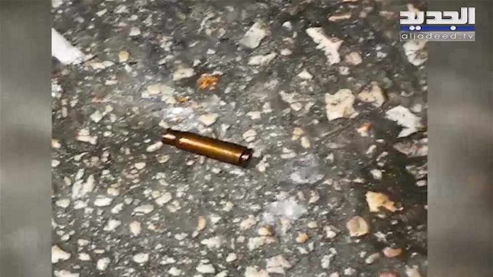   بالفيديو ـ بعد إطلاق النار فجراً على مبنى قناة الجديد .. العثور على طلقات رصاص فارغة بالقرب من جسر الكولا 