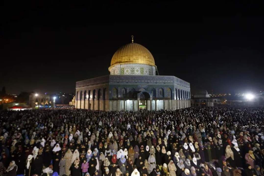 في الجمعة الأخيرة من 2022.. الآلاف يصلون "الفجر العظيم" في الأقصى ومساجد الضفة وسط مضايفات اسرائيلية