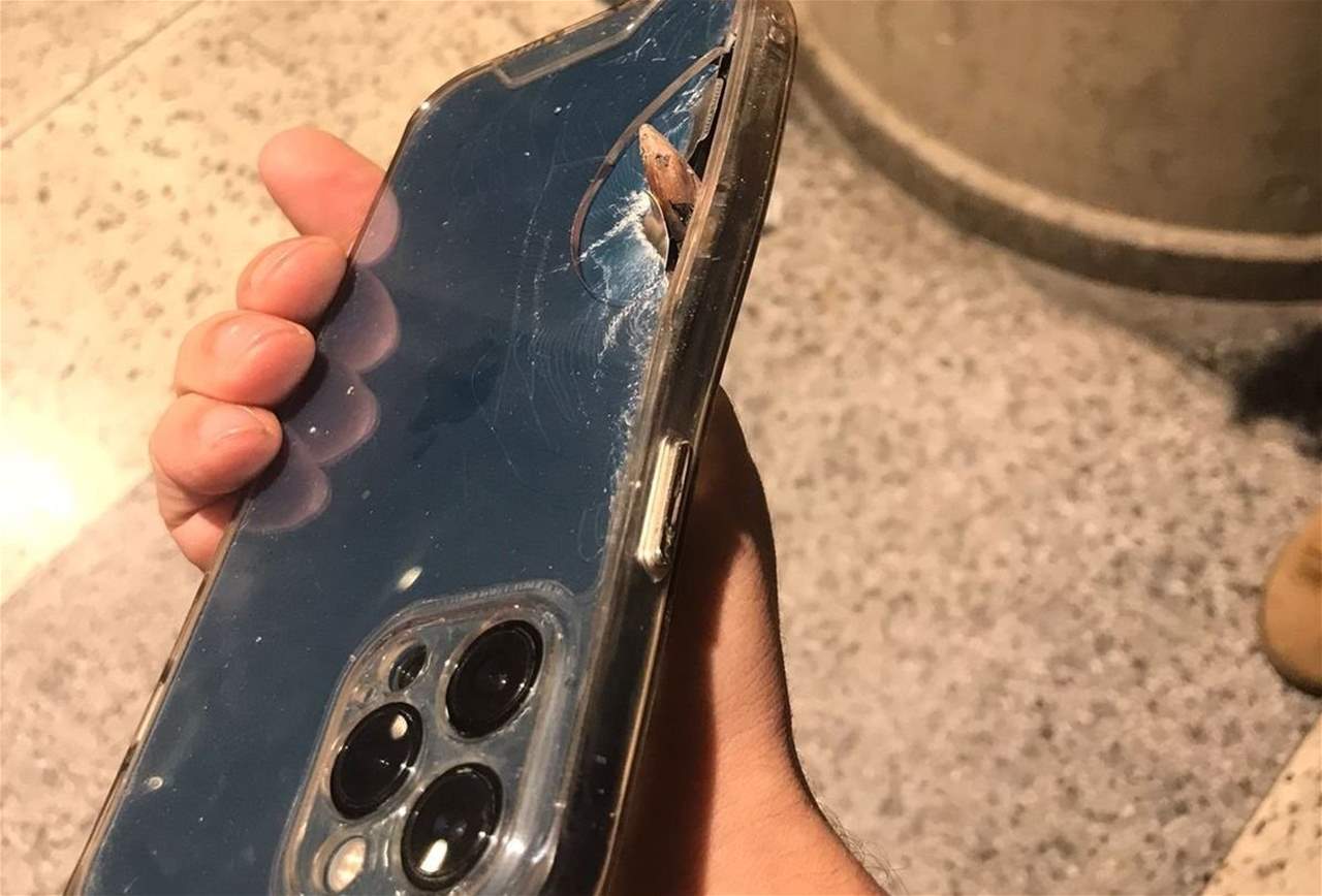 أثناء خروجه من مطار بيروت .. نجاة مواطن من رصاصة طائشة ولكن هاتفه لم ينجُ !