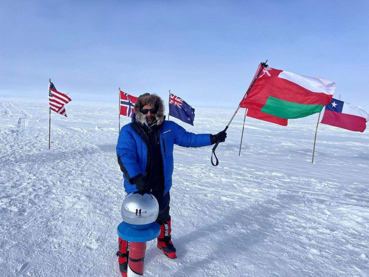     بالصور ـ مغامر عُماني ينهي صعود القمم العالمية السبع والقطب الجنوبي