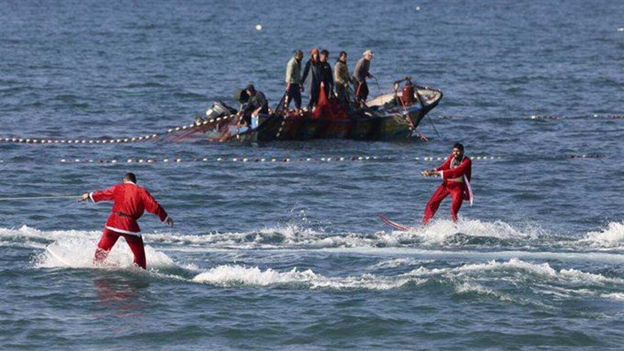 بالفيديو ـ في بحر غزة .. راكبو الأمواج يرحبون بعام 2023 بزي بابا نويل