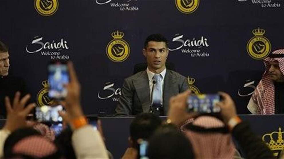 بالفيديو - رونالدو يُهدي الكرة السابعة الى طفلة